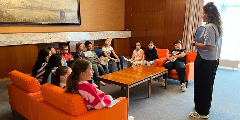 Junior Team vergadert in de collegezaal